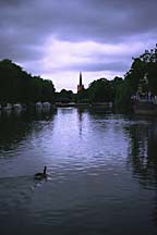[ The river Avon at dusk, looking towards Holy Trinity
Church, Stratford-upon-Avon ]