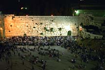 [ View of the crowd at the Kotel on Tisha B'Av from the
Pardes balcony ]